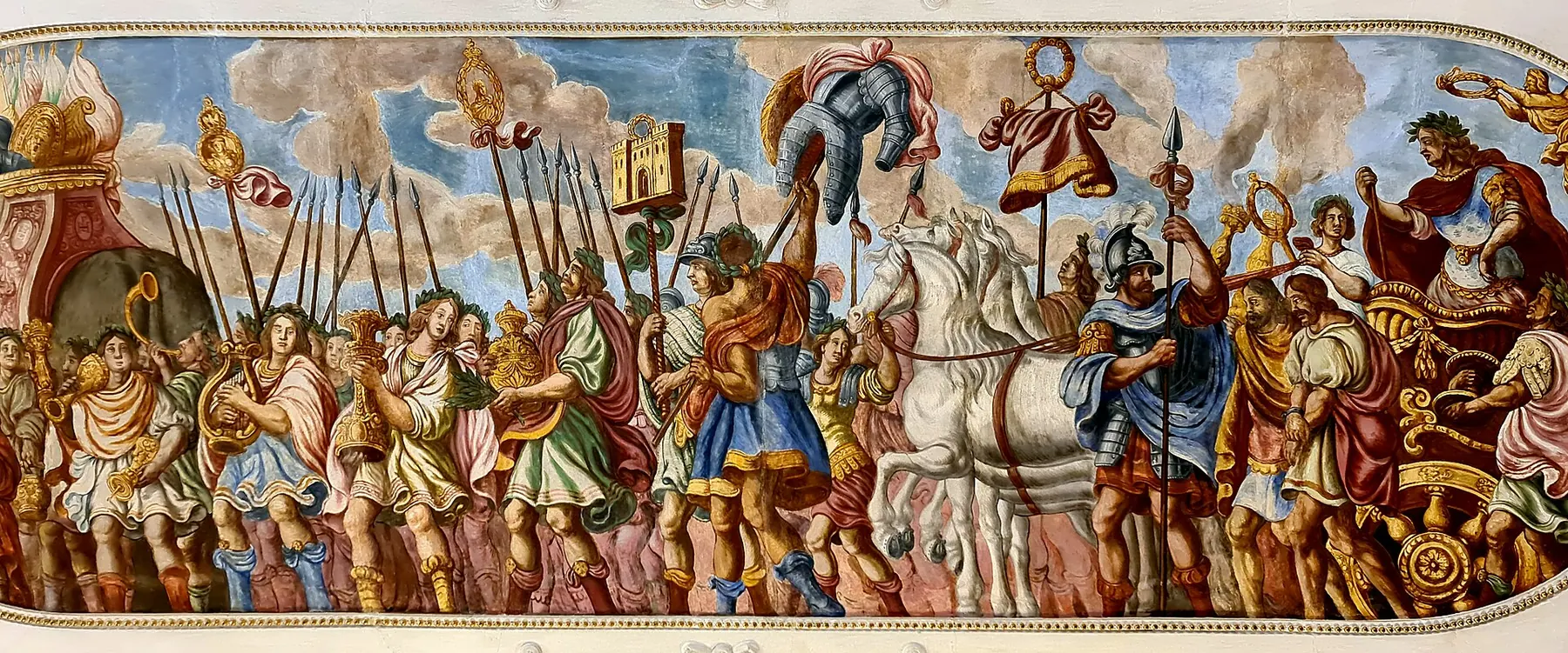 Ein langes bemaltes Deckenfresko im Lobkowicz-Palast mit einem Triumphzug von Figuren in antiker Kleidung mit Speeren und Bannern, mit weißen Pferden im Zentrum.
